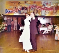 Bonnie a Josef Šedivcovi na snímku ze svatby v prostorách českého Sokola v Los Angeles