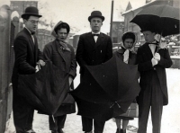 Uprostřed Josef Šedivec během happeningu na Václavském náměstí v době pražského jara 1968