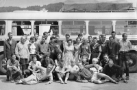 Reprezentační tým vodních slalomářů cestou na závody v zahraničí v polovině 60. let