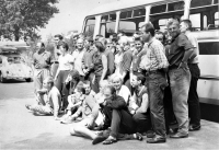 Reprezentační tým vodních slalomářů cestou na závody v zahraničí v polovině 60. let