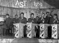  S kytarou Josef Šedivec na snímku kapely Prim 58 z doby základní vojenské služby