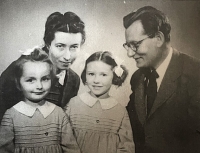 Rodiče Jana Isopa s oběma dcerami v roce 1949