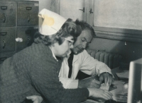 Miroslava Smetanová s prof. Rudolfem Kubátem v 70. letech v kartotéce ortopedické kliniky na Karlově náměstí