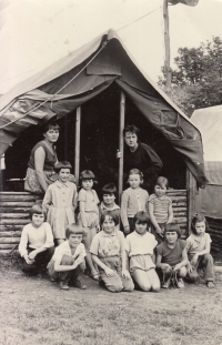 Pionýrský tábor na Mezihoří, Květoslava Kudláčková v horní řadě uprostřed, 1960