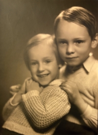 Jiří Štelovský (vpravo) se sestrou Ivou Štelovskou (Pastuszkovou), 1954