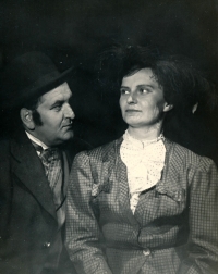 Ve hře Půlnoční vlak, 1965