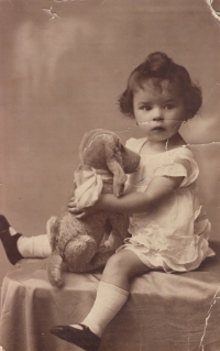 Květoslava Kokešová, maminka Květoslavy Kudláčkové, 1930