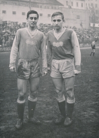 Josef Bouška (vlevo) s Bohumilem Veselým (vpravo) po zápase Dukla proti Viktorii Žižkov, 1964. Foto: Jindřich Kafka