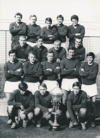 Josef Bouška (2. řada 2 zleva) během turnaje Copa Montevideo, 1969