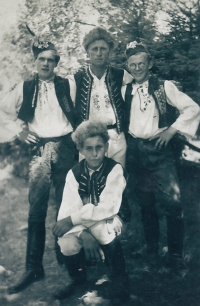 Partyzán Augustin Bártek (vlevo nahoře) s přáteli