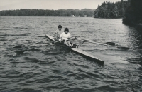 Anna Kozáková (vpředu) se sestrou, druhá pol. 70. let 20. stol.