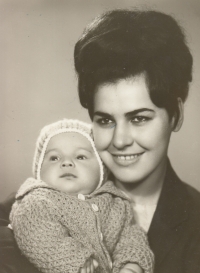 Pamětník s maminkou Jiřinou, 1967
