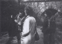 Pamětník (vpravo) u pomníku Pavla Wonky, přelom 80. a 90. let