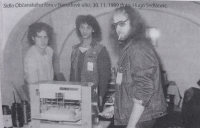 Radek Hrdlička (vlevo) v sídle chomutovského Občanského fóra na fotografii Huga Sedláčka, listopad 1989