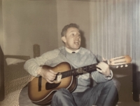 Jiří Horský v mládí s kytarou