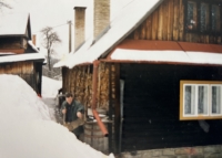 Syn Pavlík odhazuje sníh