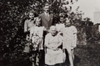 S příbuznými. Eva Rajmonová (Cihlářová) stojící v druhé řadě odspoda nalevo, 1. polovina 50. let