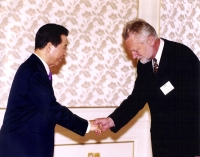 Zdeněk Susa si podává ruku s korejským prezidentem
