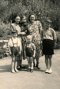 Vladimír Železný (vlevo dole) s maminkou Alexandrou Astrjabovou (vlevo nad ním), 1951