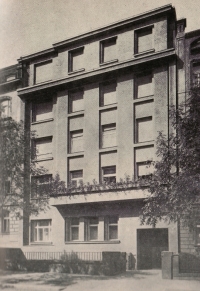 Dům od arch. Kamila Roškota v Čechově ulici , Praze-Bubenči, kde Zdeněk Lukeš bydlel do svých 26 let (1954-1980) 