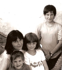 Jana Lukešová, manželka Zdeňka Lukeše, s dětmi, 1990