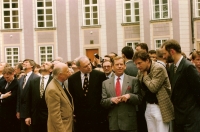 Vernisáž Plečnikovy výstavy na Pražském hradě, Zdeněk Lukeš druhý zleva, 1996
