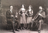 Kostelecké kvarteto kolem roku 1912. Zleva: pan Chmelař, Marie Tomášů, Ludmila Tomášů, maminka pamětnice, a dědeček František Tomášů. Dědeček František Tomášů, tehdejší starosta, založil ve vsi osvětovou besedu "Svatopluk Čech"