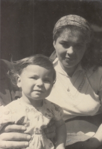 Květoslava Kudláčková s maminkou Květoslavou, 1954