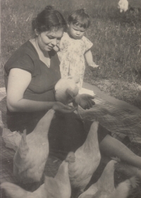 Květoslava Kudláčková s maminkou Květoslavou na Kristin Hrádku, léto 1954