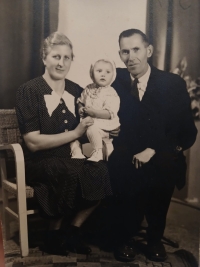 Aloisie a Václav Knedlhansovi s malou Alenou, Svatava, rok 1947