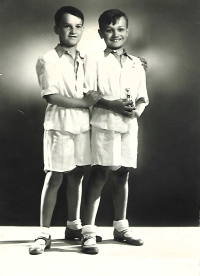 Karol Wild s mladším bratrem Františkem (r. 1947)