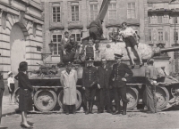 18. května 1945, Hradčanské náměstí, Praha. Na tanku stojí v bílé košili Karel Kafka, u tanku uniformovaní hasiči Hl. města Prahy