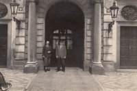 Vstup do Arcibiskupského paláce na Hradčanském náměstí v Praze, vpravo dědeček Jan Kafka, vlevo otec Karel Kafka, nedatováno