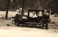 Rodiče Jaroslavy Grolichové, roz. Nádvorníkové, Aloisie a Josef Nádvorníkovi, s otcovým bratrem Jaroslavem
