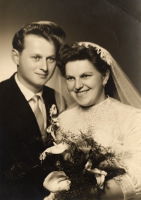 Novomanželé Jaroslava a Otakar Grolichovi, 1962