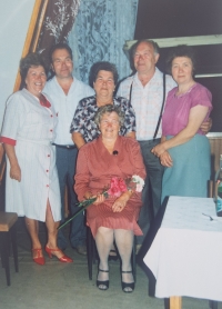 Oslava 70. narozenin nejstarší sestry Marie – uprostřed s kytičkou, nad ní Bronislava, úplně vpravo pamětnice a vedle ní starší bratr Kazimír, úplně vlevo sestra Felixa a vedle ní nejmladší bratr Vladimír, 1993