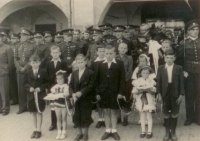 Pohřeb mladíků padlých na konci války v Krahulčí, Telč, 12. května 1945