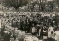 Pohřeb zastřelených mužů z konce války v Krahulčí, hřbitov u sv. Anny v Telči, 12. května 1945