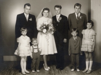 Svatba 1962, zleva nahoře: manželův bratr Jan, novomanželé, bratr Jaroslavy Josef, Janovy děti Helena a Ivo a vpravo děti bratra Josef a Jindřiška