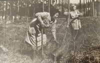 Anna Vařeková (na fotografii vpravo) na brigádě v lese, Loštice, 50. léta
