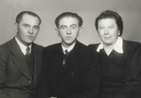 Otec pamětníka Erich Petersik st. se svými rodiči, 1953