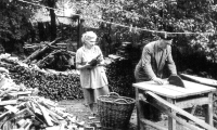 Otec Jaroslav Hrdý s maminkou pamětnice Ludmilou při práci