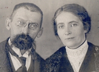 Prarodiče pamětnice František a Marie Tomášů, kteří byli na svou dobu velmi moderní a pokrokoví