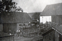Ukládání sena na dvoře statku Tomášů před rokem 1948