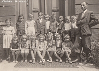 Školní rok 1950/51. Jaroslava Velartová sedící dole uprostřed v první třídě