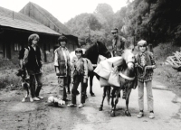 Čundr s koňmi v roce 1987. Jaroslava Velartová druhá zleva