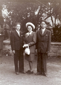 Sourozenci Josef, Věra a Vladimír Bártovi, Habry, 1945