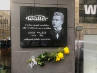  Jan Walter, 1946. Vnuk továrníka Waltera se v roce 2024 zasadil o vyvěšení pamětní desky na domě na Arbesově náměstí.