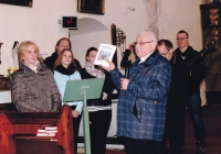 Miroslav Vlk křtí knihu dcery Adolfa Vondráška Hany Stehlíkové, 2016