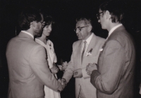 svatba dcery Hany, 1986, M. Vlk (2. zprava) šel za svědka (protože neměl státní souhlas k vykonávání duchovenské činnosti)